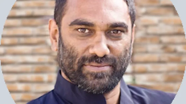 Kumi Naidoo rund grau