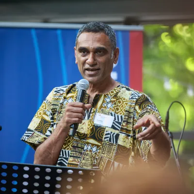 Richard von Weizsäcker Fellow Kumi Naidoo speaking at an event of the Robert Bosch Stiftung