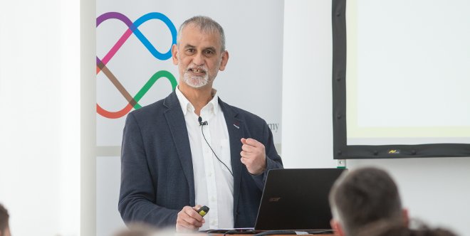 Mike van Graan gives a presentation at his Lunch Talk on „Culture, Creative Industries and Development in Africa: A Contemporary View“