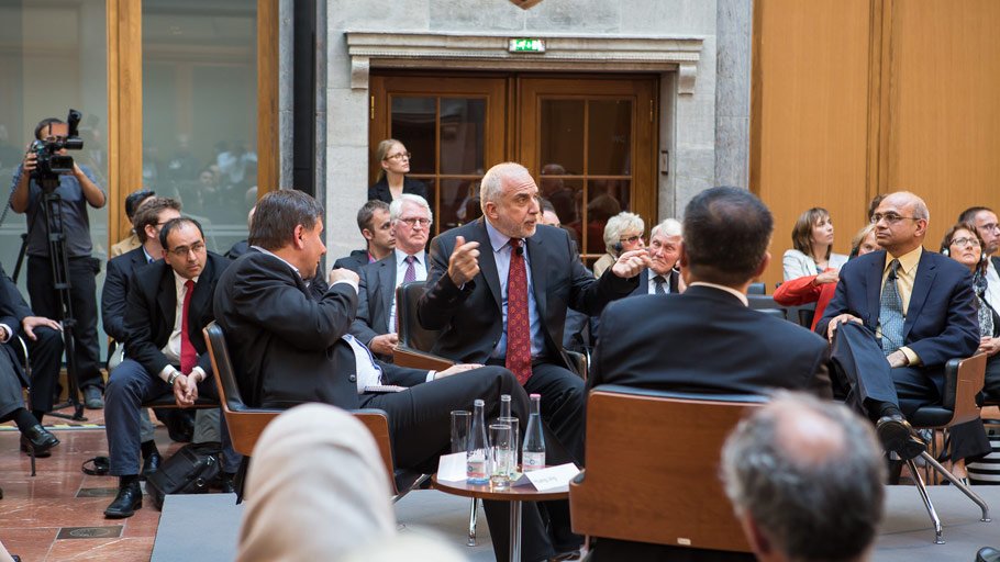 In der Diskussion: Richard von Weizsäcker Fellows Soli Özel aus der Türkei (Mitte) und Brahma Chellaney aus Indien (rechts)